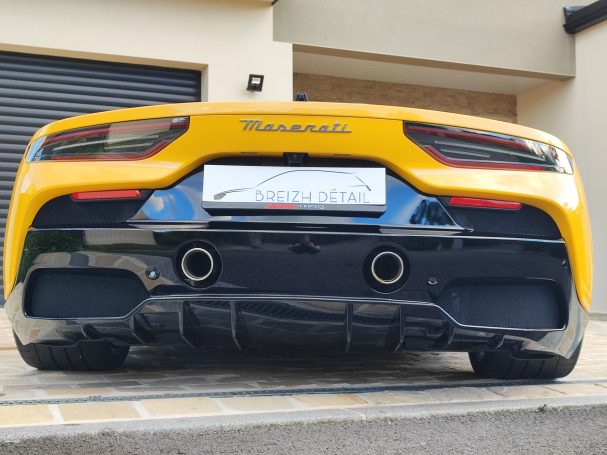 Installation professionnel de film de protection noir brillant voiture de luxe à Erbrée près de Laval